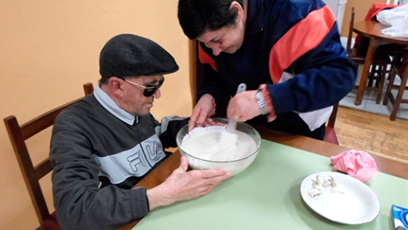 Integrantes de AGISDEM preparando una tarta de galletas Oreo