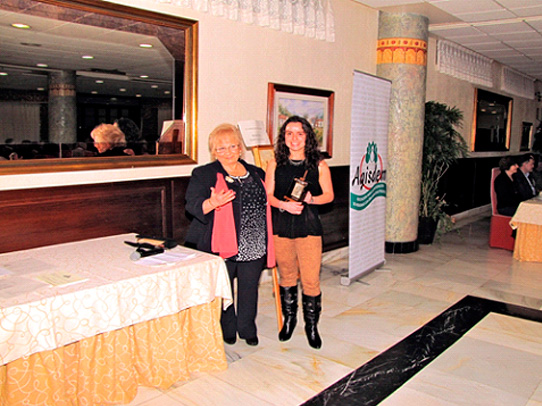 Marianela Álvarez García recibe premio de reconocimiento de Agisdem en la XVIII cena anual de Agisdem