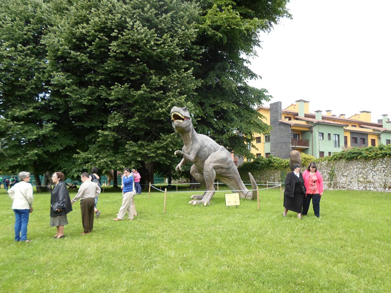 Foto con detalle de uno de los Dinosaurios en la visita a llanes 2013