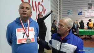 Bernardo entrenador colaborador con la nuestra Asociación en la imposición de medallas