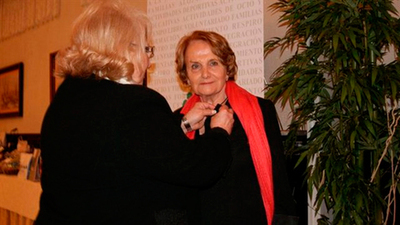 AGISDEM IMPONE SU INSIGNIA A MARI PAZ FERNÁNDEZ FELGUEROSO